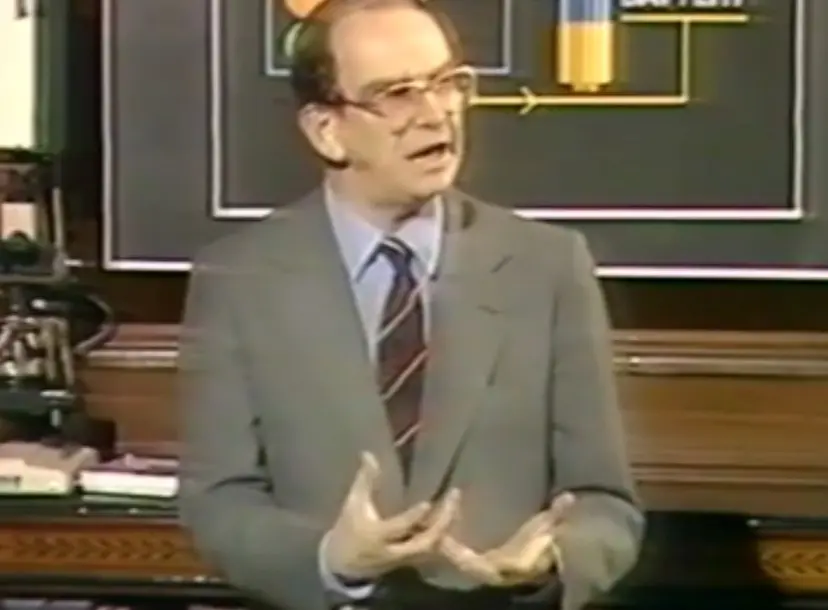John Meurig Thomas speaking in the Ri theatre