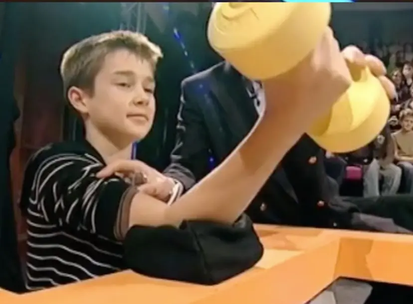 A child lifting a yellow arm weight in the Ri theatre