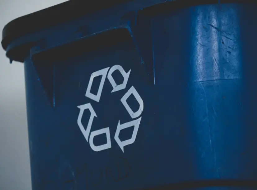 A bin with a recycle sing.