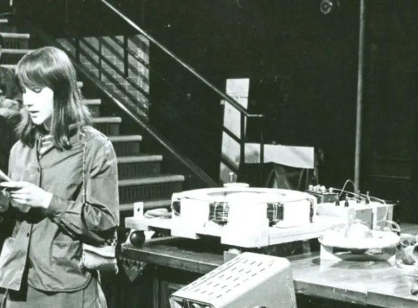 A black and white photograph showing Eric Laithwaite giving lecture at the Royal Institution