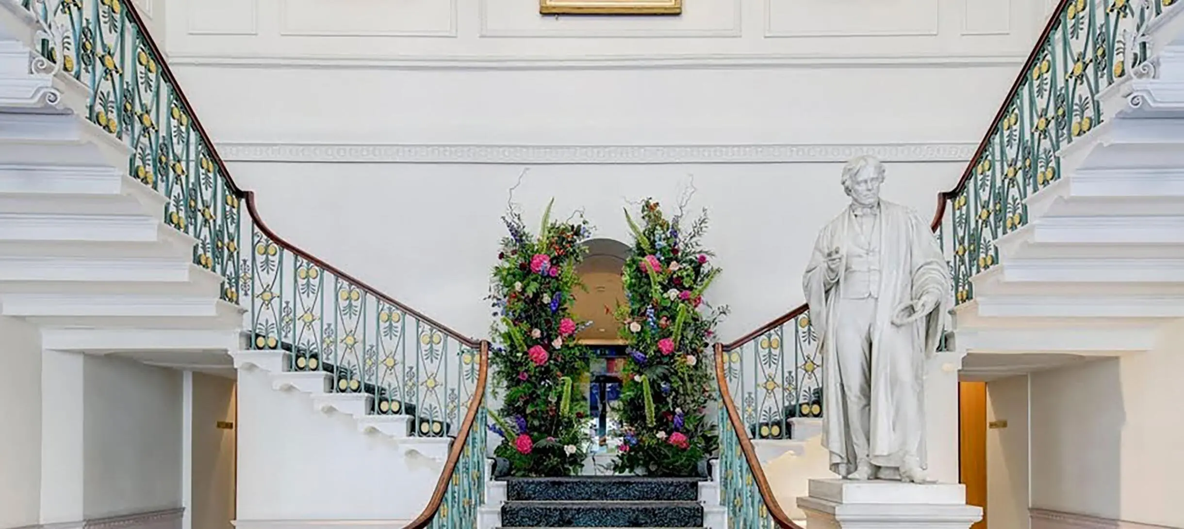 Grand entrance to the Ri
