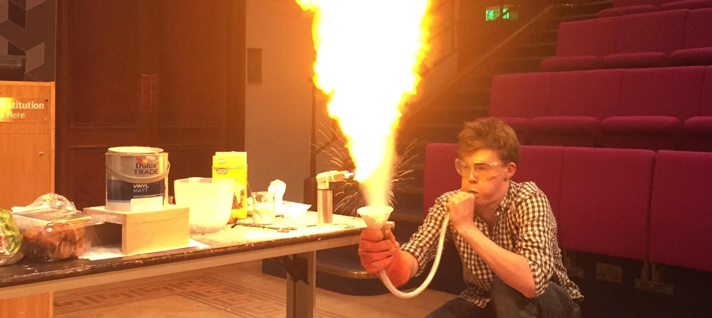  A fiery demonstration in the Ri theatre