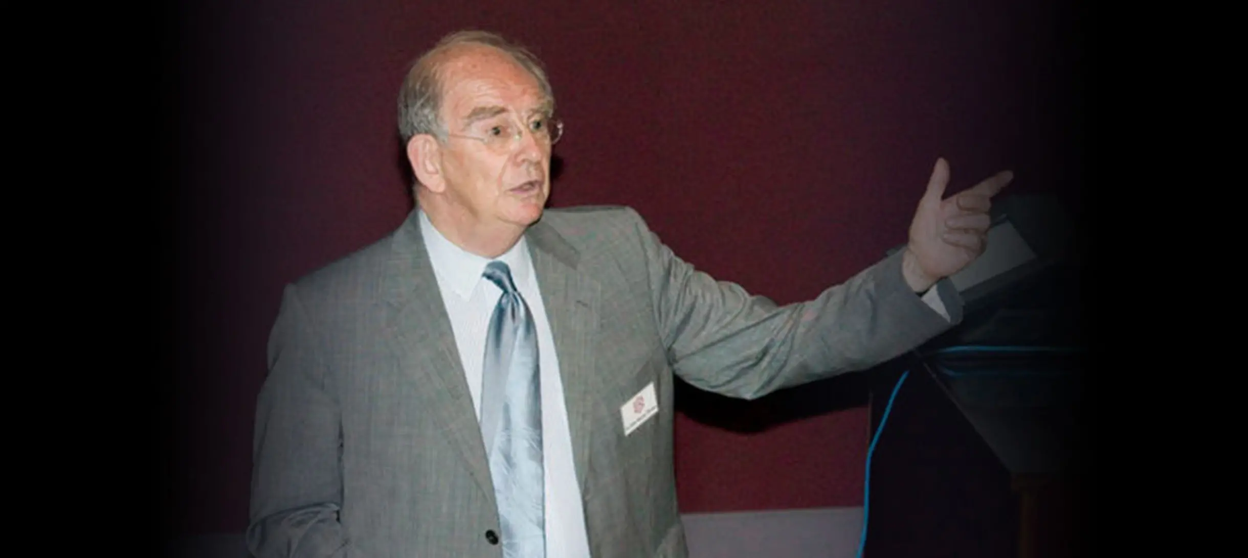 Sir John Meurig Thomas lecturing at the Ri lecture theatre