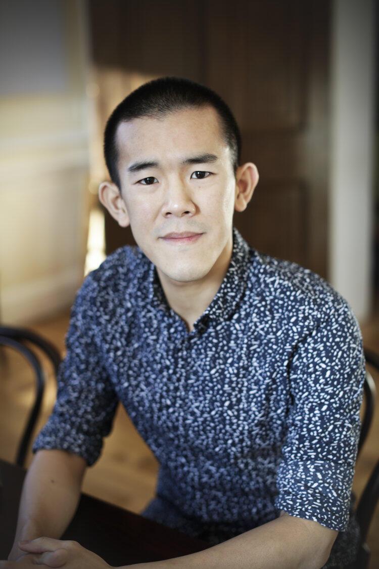 Profil picture of Ed Yong, looking down the camera. He is wearing a blue shirt.