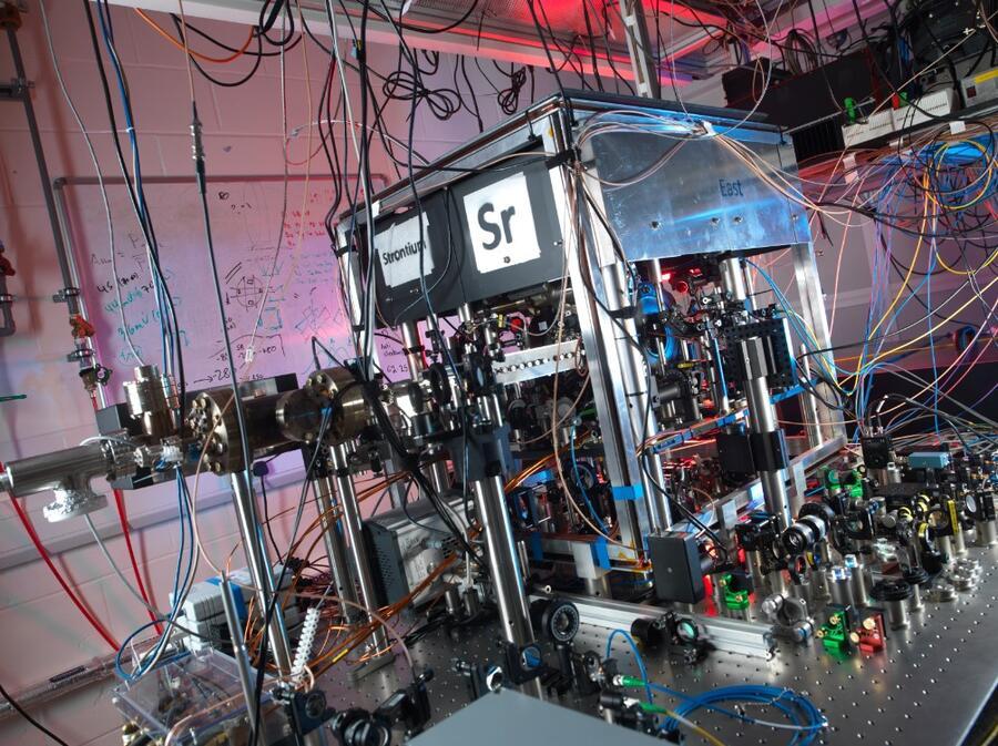 Strontium lattice optical clock