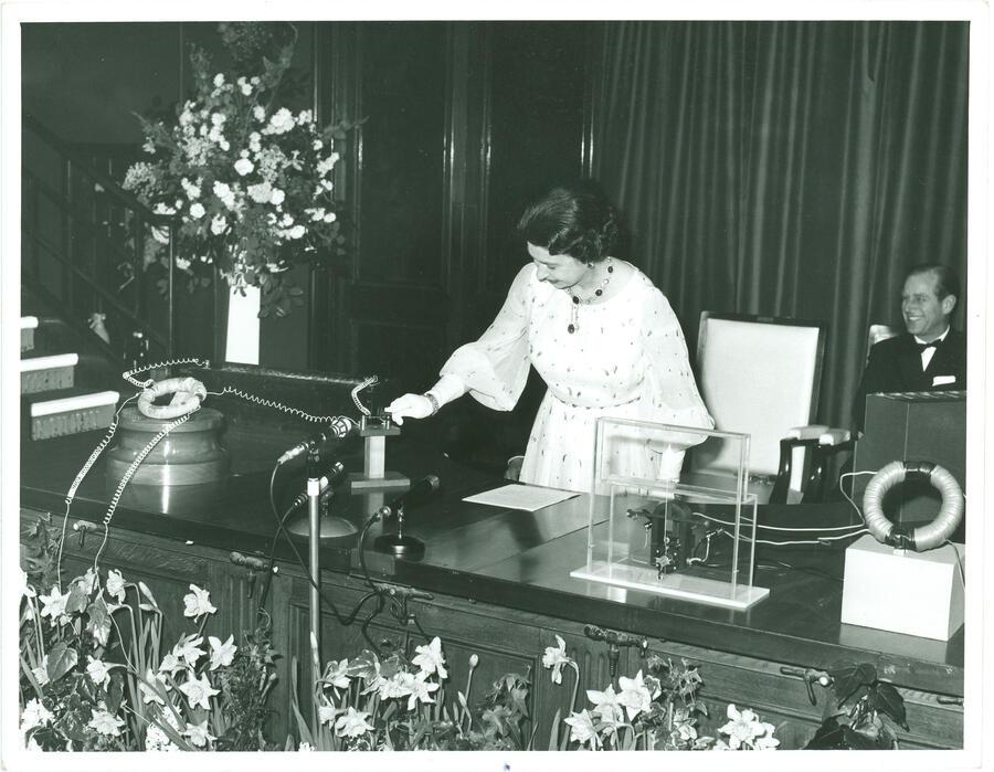 Black and white photograph of the Queen in 1973 using Michael Faraday's apparatus