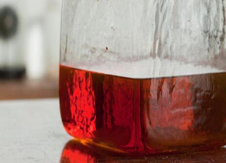 Gold colloids in a glass container