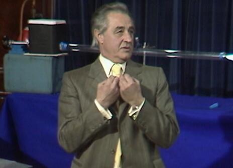 George Porter speaking in the Ri theatre 