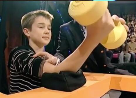 A child lifting a yellow arm weight in the Ri theatre