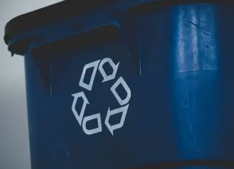 A bin with a recycle sing.