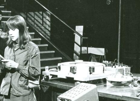 A black and white photograph showing Eric Laithwaite giving lecture at the Royal Institution