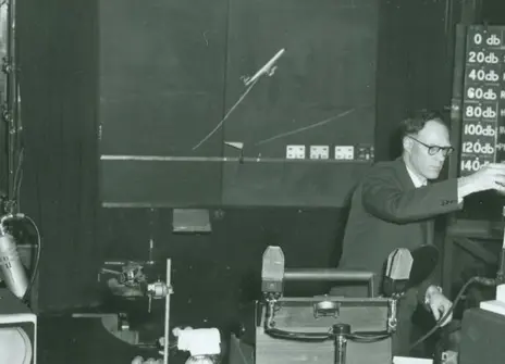 S. L. Bragg, Chief Scientist at Rolls-Royce Ltd., gives his Discourse 'Oscillations and Noise in Jet Engines' in 1963. 