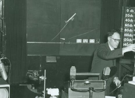 S. L. Bragg, Chief Scientist at Rolls-Royce Ltd., gives his Discourse 'Oscillations and Noise in Jet Engines' in 1963. 