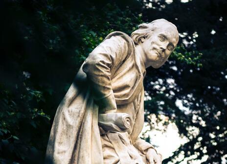 A sculpture of shakespeare 